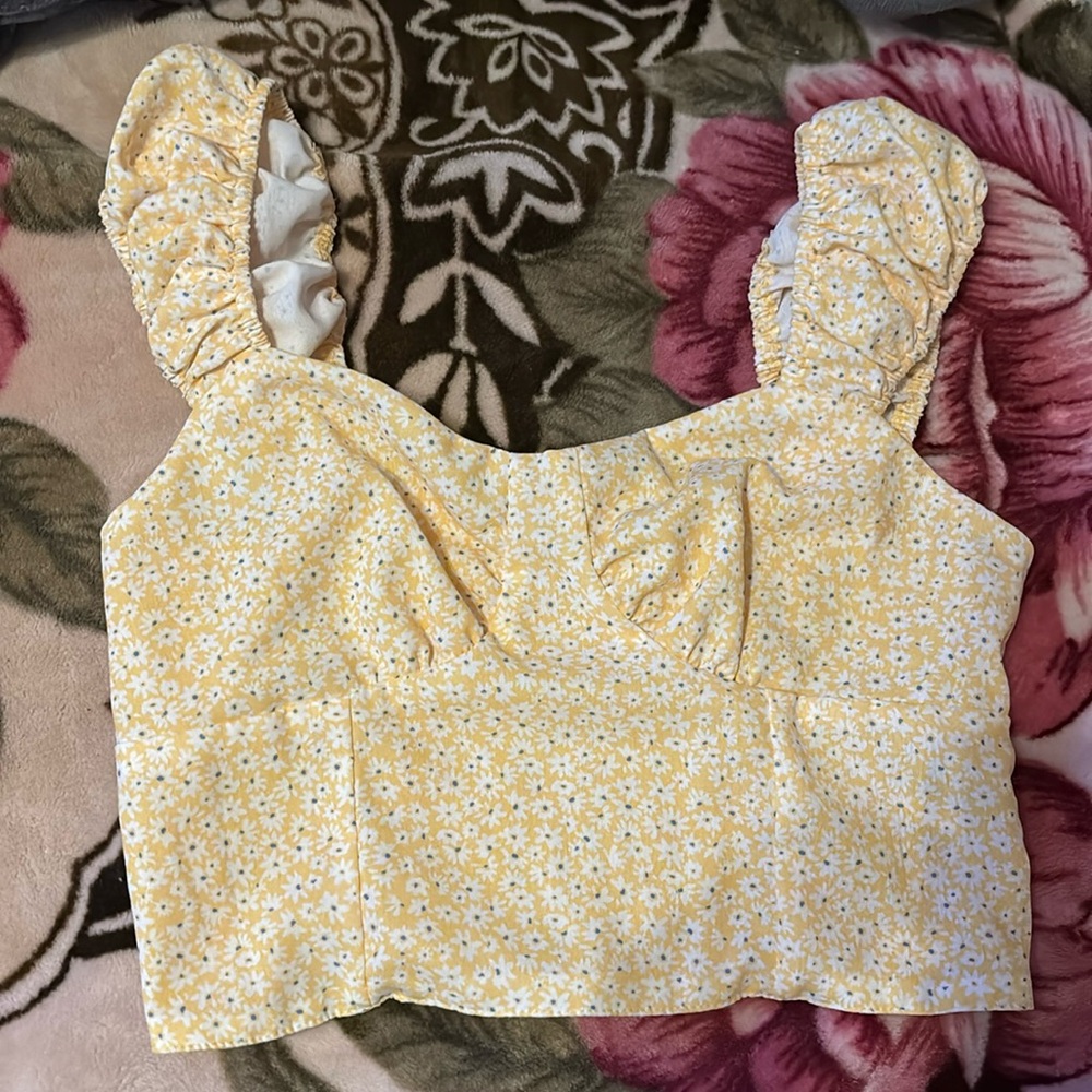 Summery yellow flower top